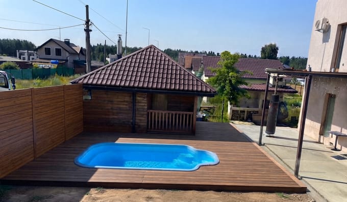 Композитний басейн 5.00×3.00×1.70 м з блакитною водою на дерев'яному настилі