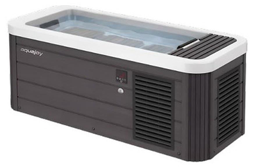 Ледяная ванна Aquajoy All-In Timber у бассейна в саду
