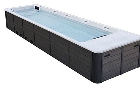 Свим-спа бассейн Aquajoy Infinity — пловец преодолевает дистанцию