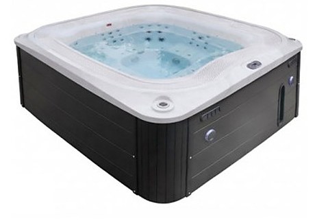 Переливной СПА-бассейн Aquajoy Serenity на деревянной террасе